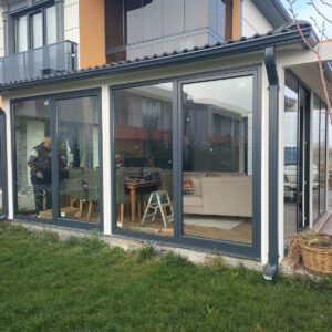 Sisteme glisante din PVC și aluminiu